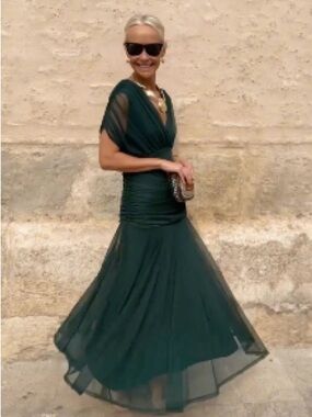 Elegant Deep Green V-Neck Wedding Dress